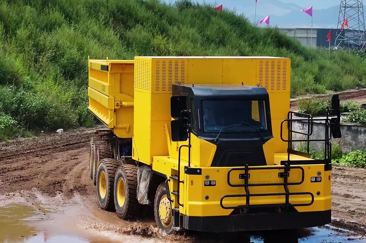 CR130EVT矿用宽体双挂车